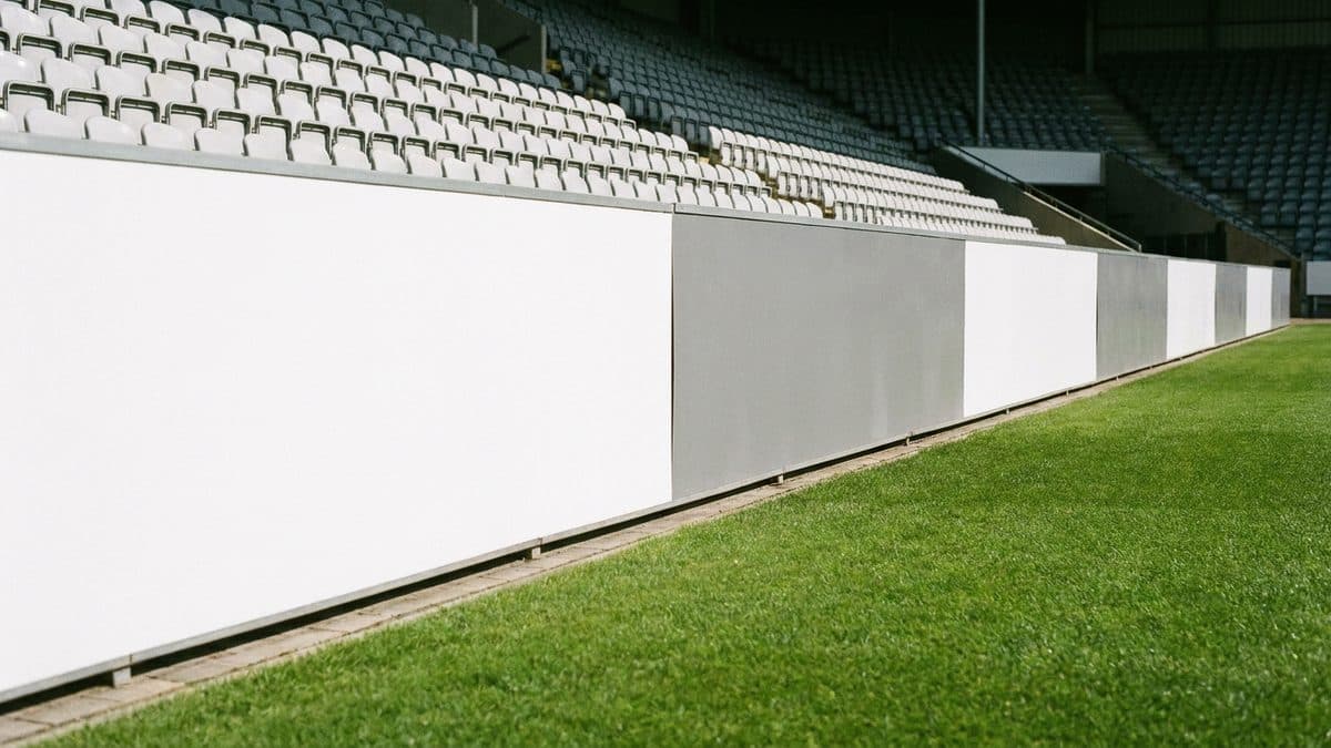 Werbebanden am Sportplatz (Bild KI-gestützt erstellt)