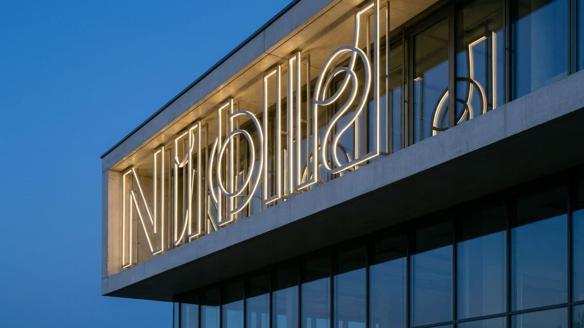 Leuchtende Profilbuchstaben an Fassade (Bild KI-gestützt erstellt)