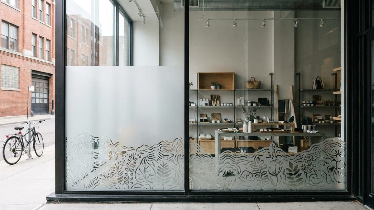 Beklebtes Ladenschaufenster (Bild KI-gestützt erstellt)